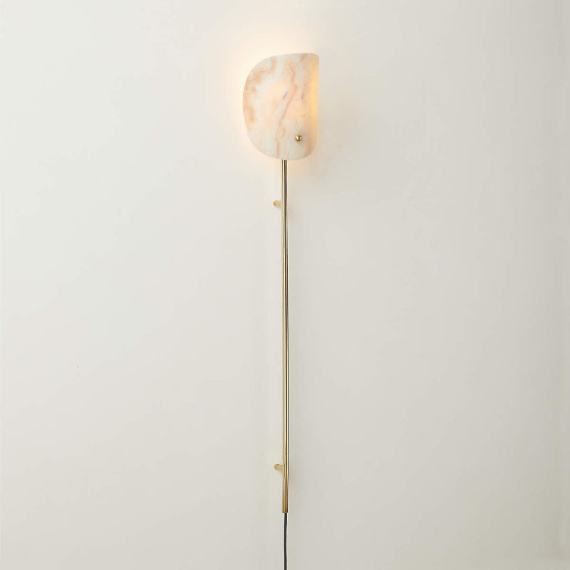 Teriaraya wandlamp met goudkleurige afwerking en onyx kap