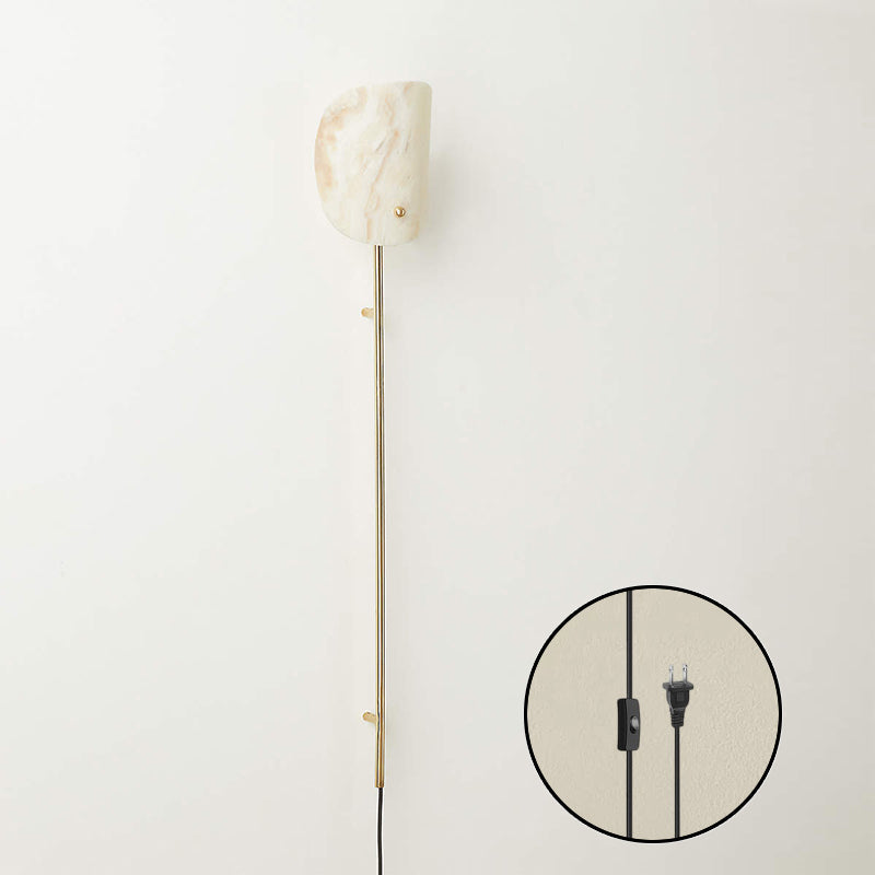 Teriaraya wandlamp met goudkleurige afwerking en onyx kap