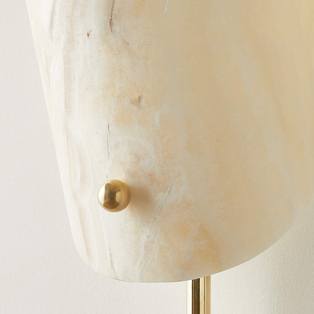 Teriaraya wandlamp met goudkleurige afwerking en onyx kap