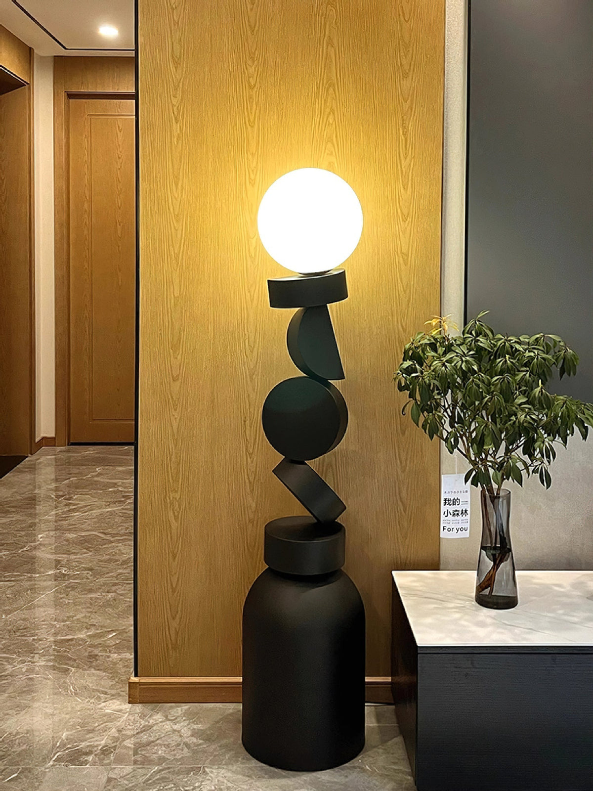 Calisine vloerlamp Monolith kubus zwart voetstuk