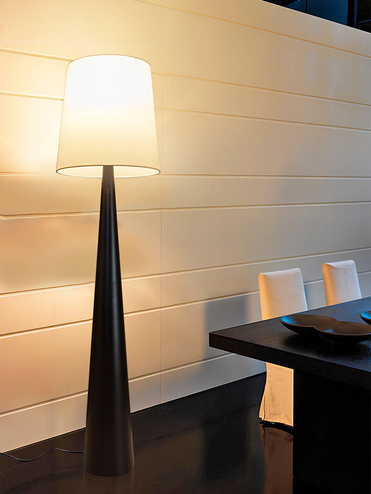Linania vloerlamp met stoffen kap in minimalistisch ontwerp