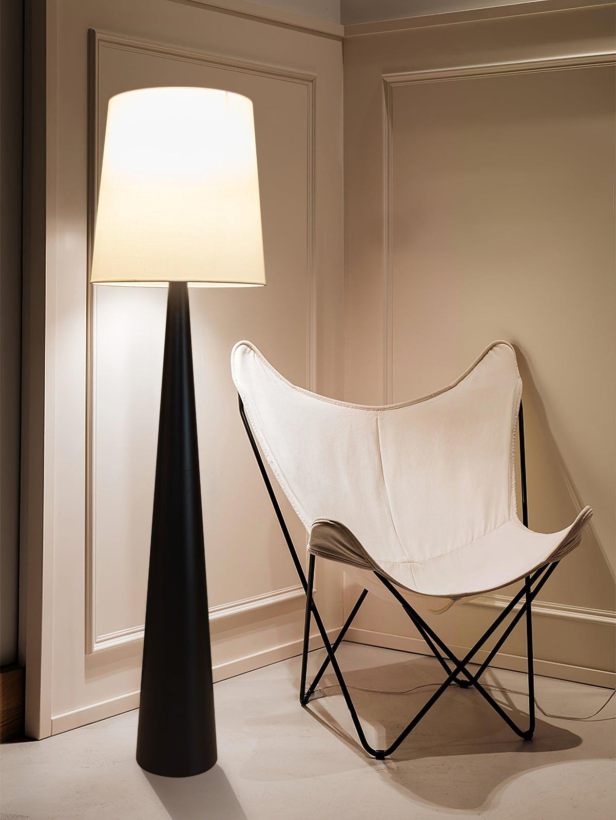Linania vloerlamp met stoffen kap in minimalistisch ontwerp
