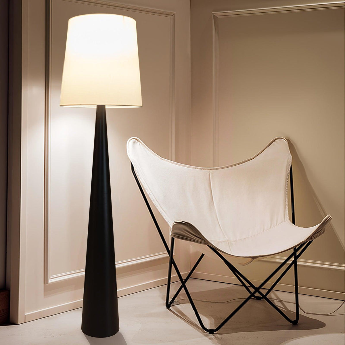 Linania vloerlamp met stoffen kap in minimalistisch ontwerp
