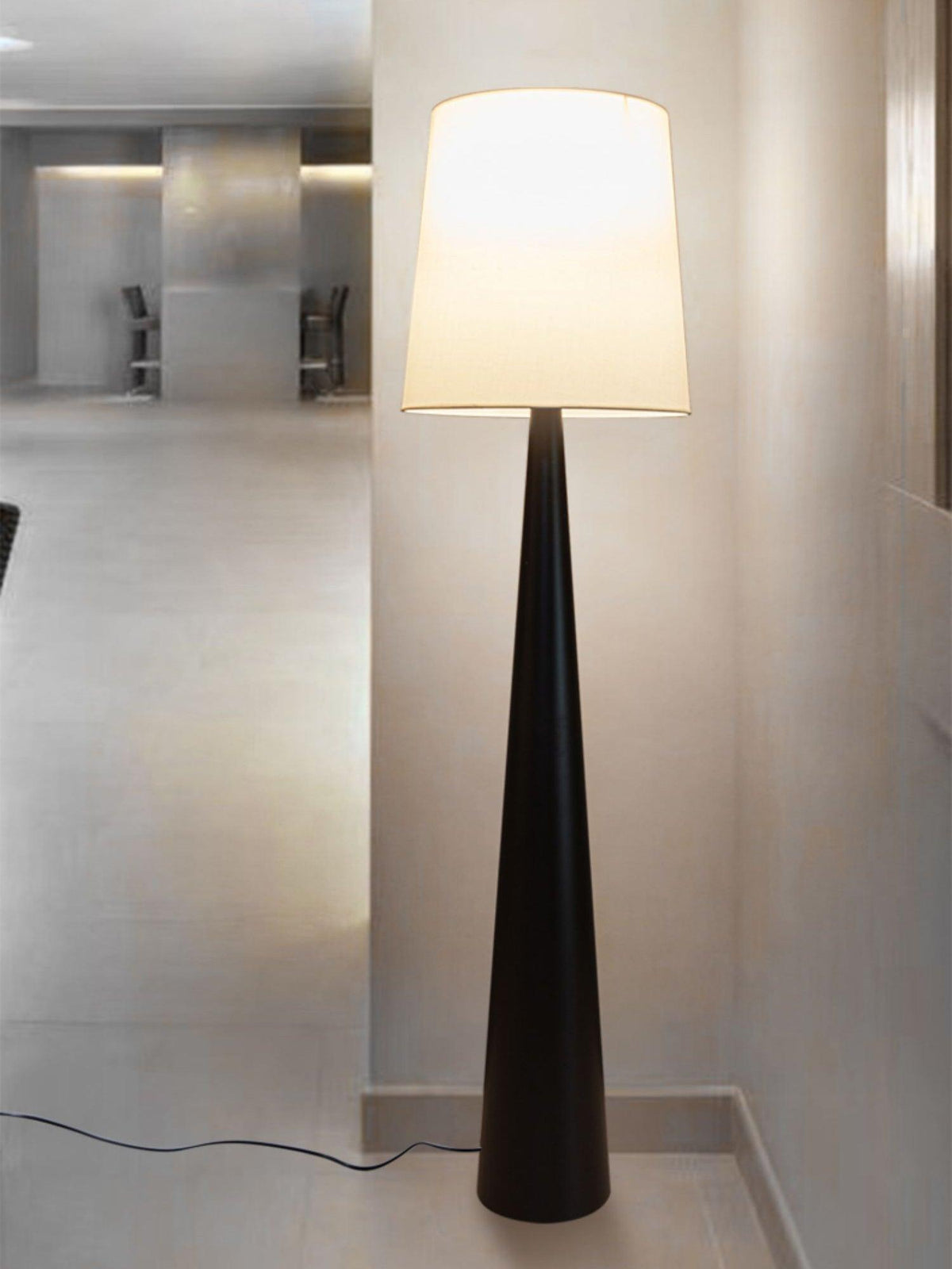 Linania vloerlamp met stoffen kap in minimalistisch ontwerp