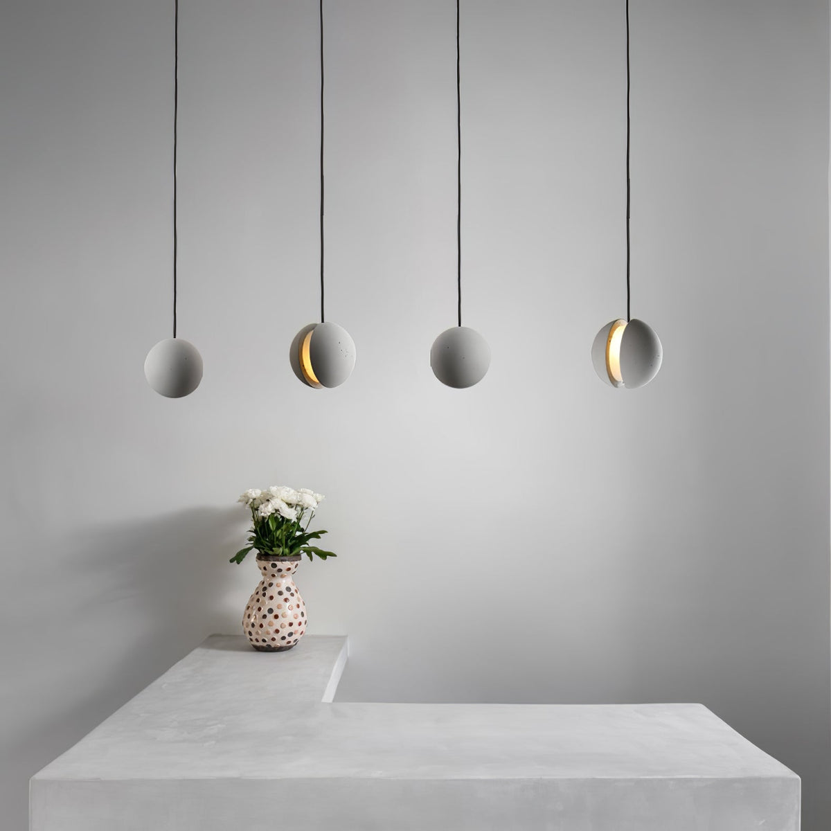 Umi hanglamp van beton met bolvormige maan Minimalistisch