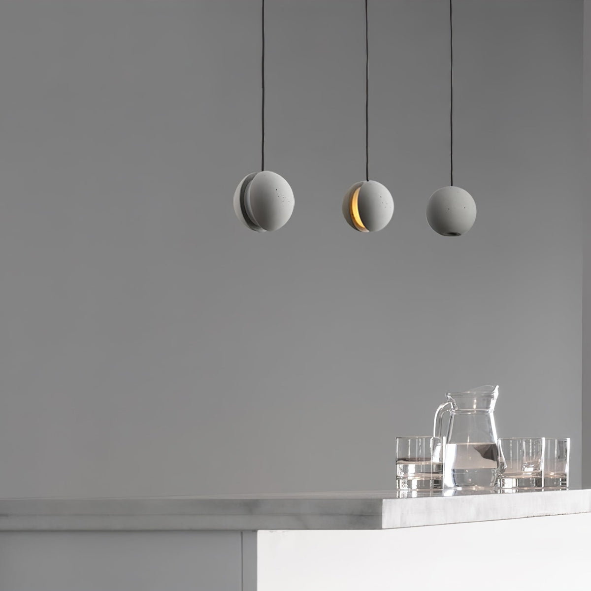 Umi hanglamp van beton met bolvormige maan Minimalistisch