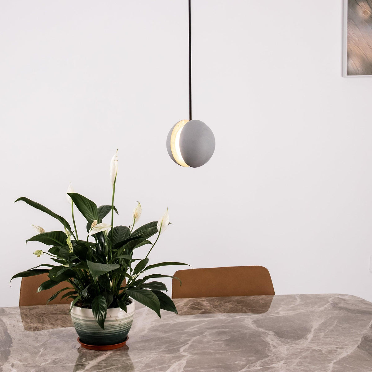 Umi hanglamp van beton met bolvormige maan Minimalistisch