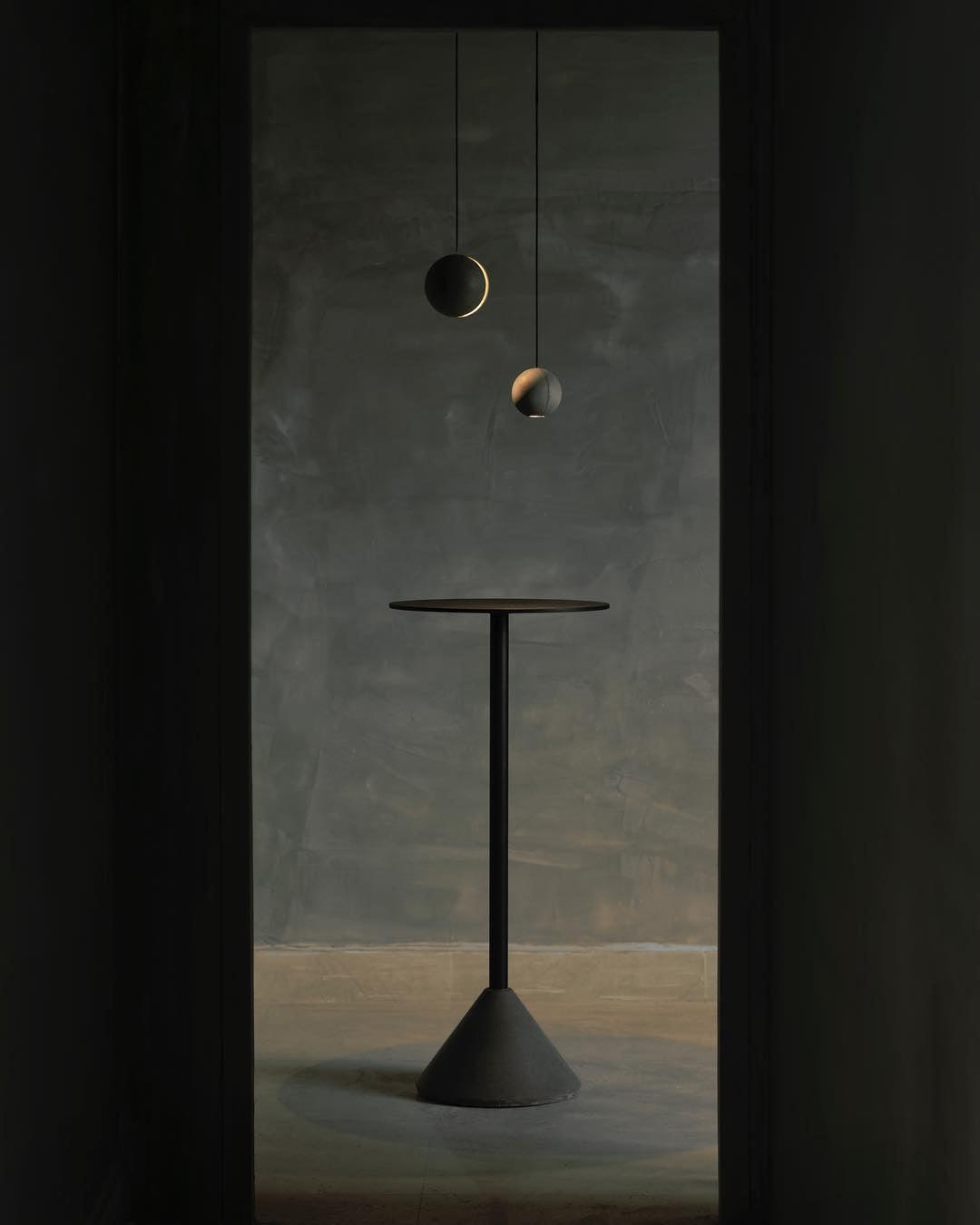 Umi hanglamp van beton met bolvormige maan Minimalistisch