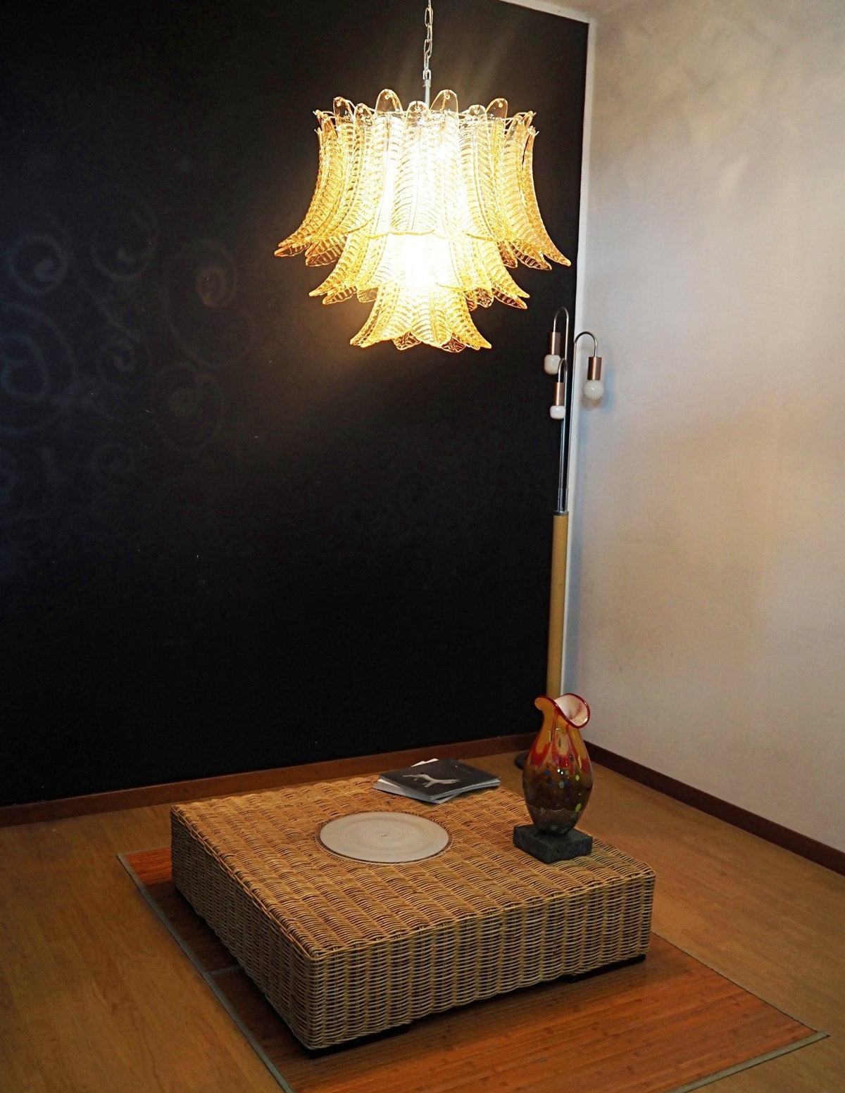 Lioreelle kroonluchter van glas met amberglasbladeren, gelagen Venetiaanse elegantie