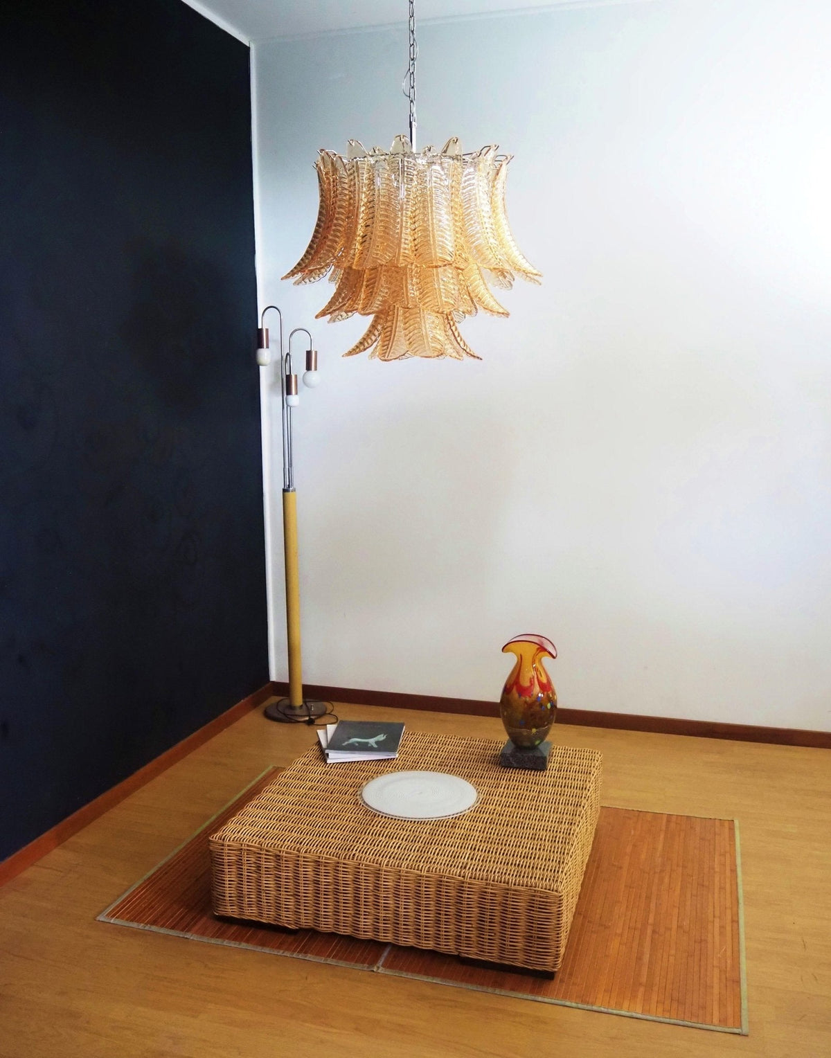 Lioreelle kroonluchter van glas met amberglasbladeren, gelagen Venetiaanse elegantie