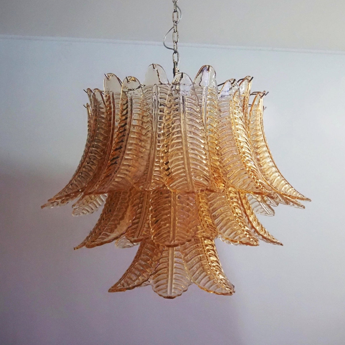 Lioreelle kroonluchter van glas met amberglasbladeren, gelagen Venetiaanse elegantie
