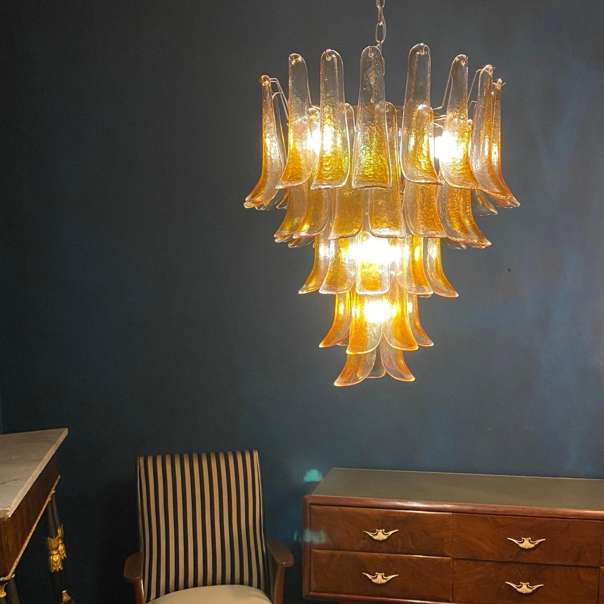Celorian kroonluchter met amberkleurige Murano-glasbloemblaadjes in gelaagde lotusbloemen met bloemblaadjes