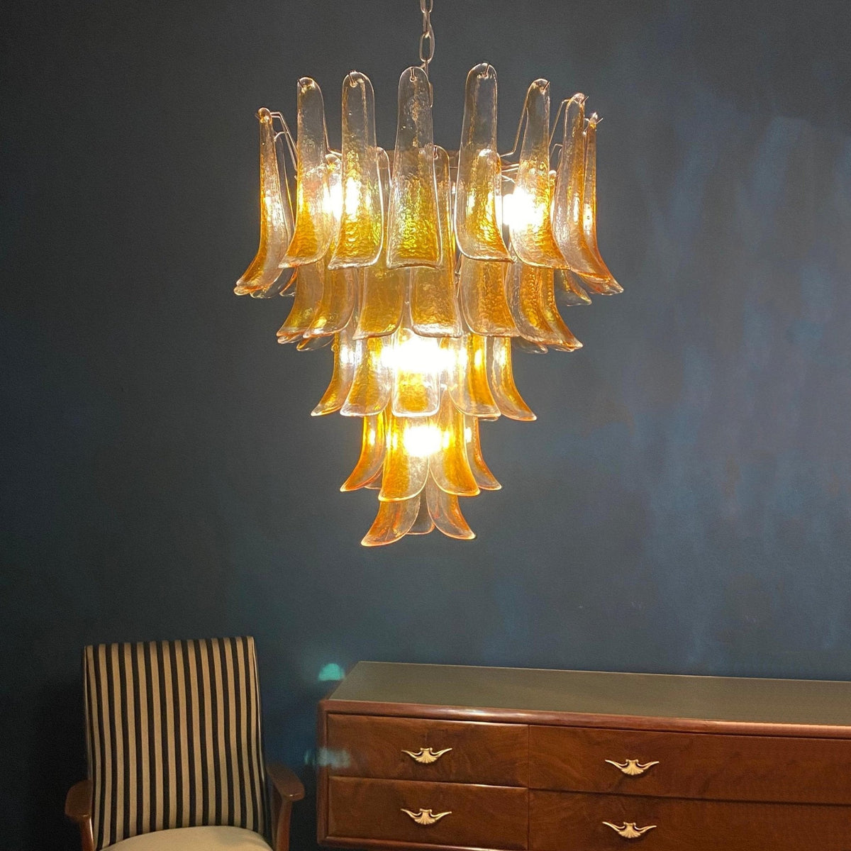 Celorian kroonluchter met amberkleurige Murano-glasbloemblaadjes in gelaagde lotusbloemen met bloemblaadjes