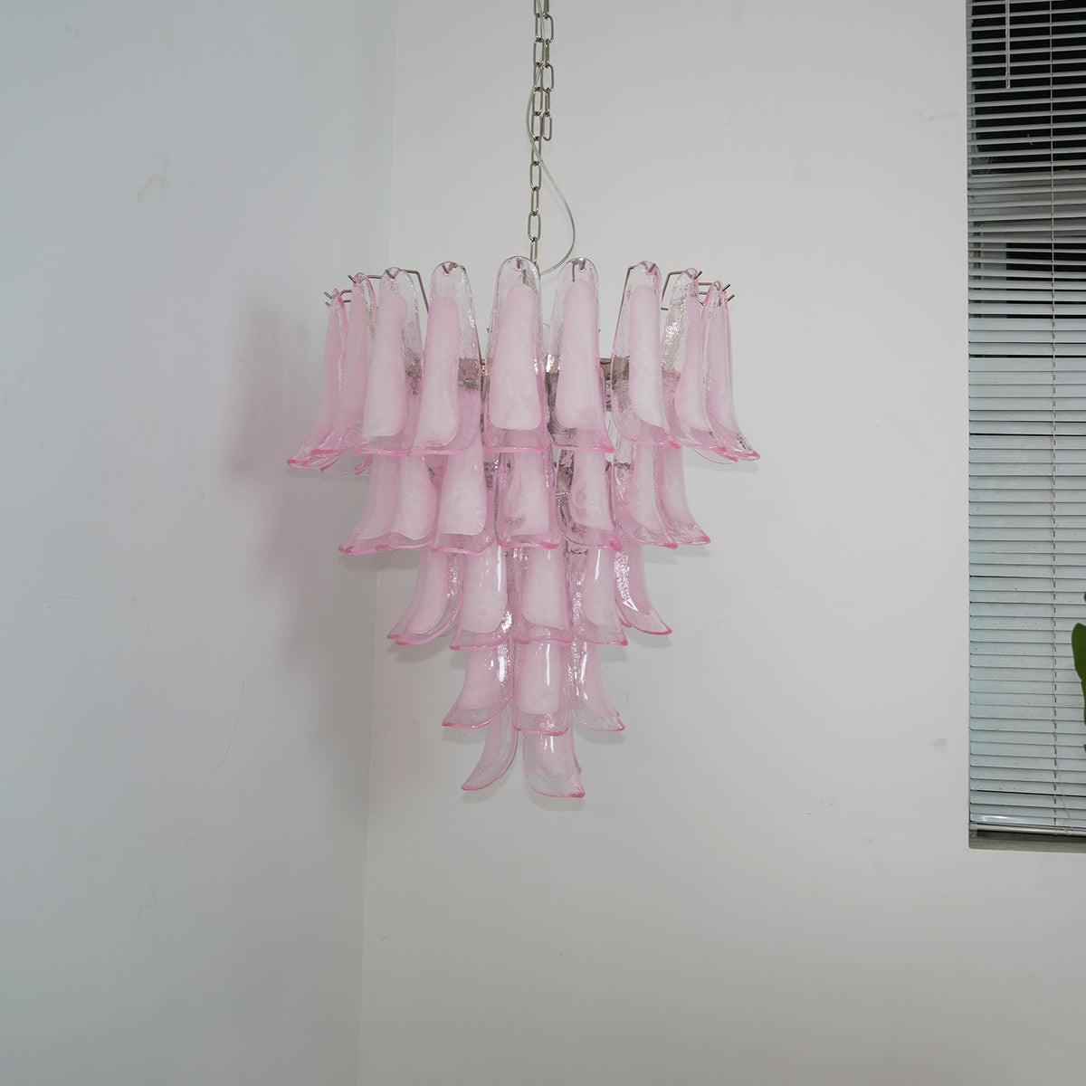 Velorira kroonluchter met roze Murano-glas bloemblaadjes cascade