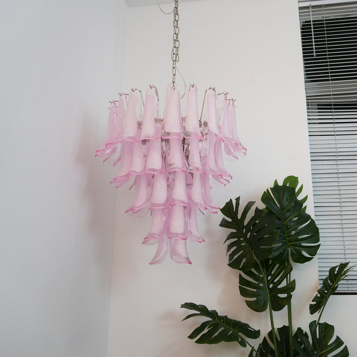 Velorira kroonluchter met roze Murano-glas bloemblaadjes cascade