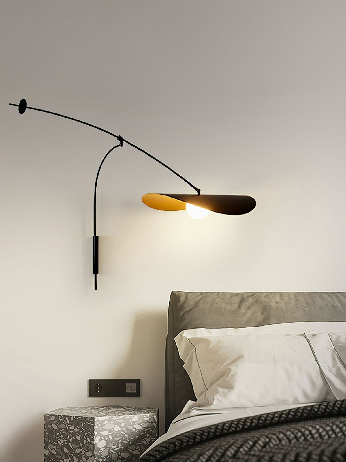 Tirove wandlamp van glas in minimalistisch ontwerp