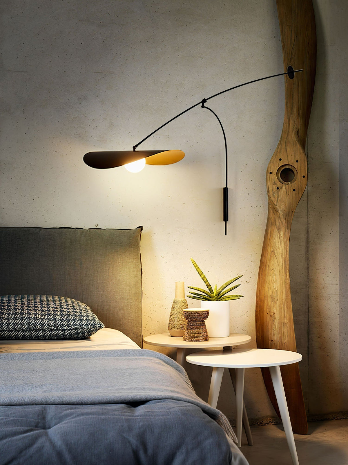 Tirove wandlamp van glas in minimalistisch ontwerp