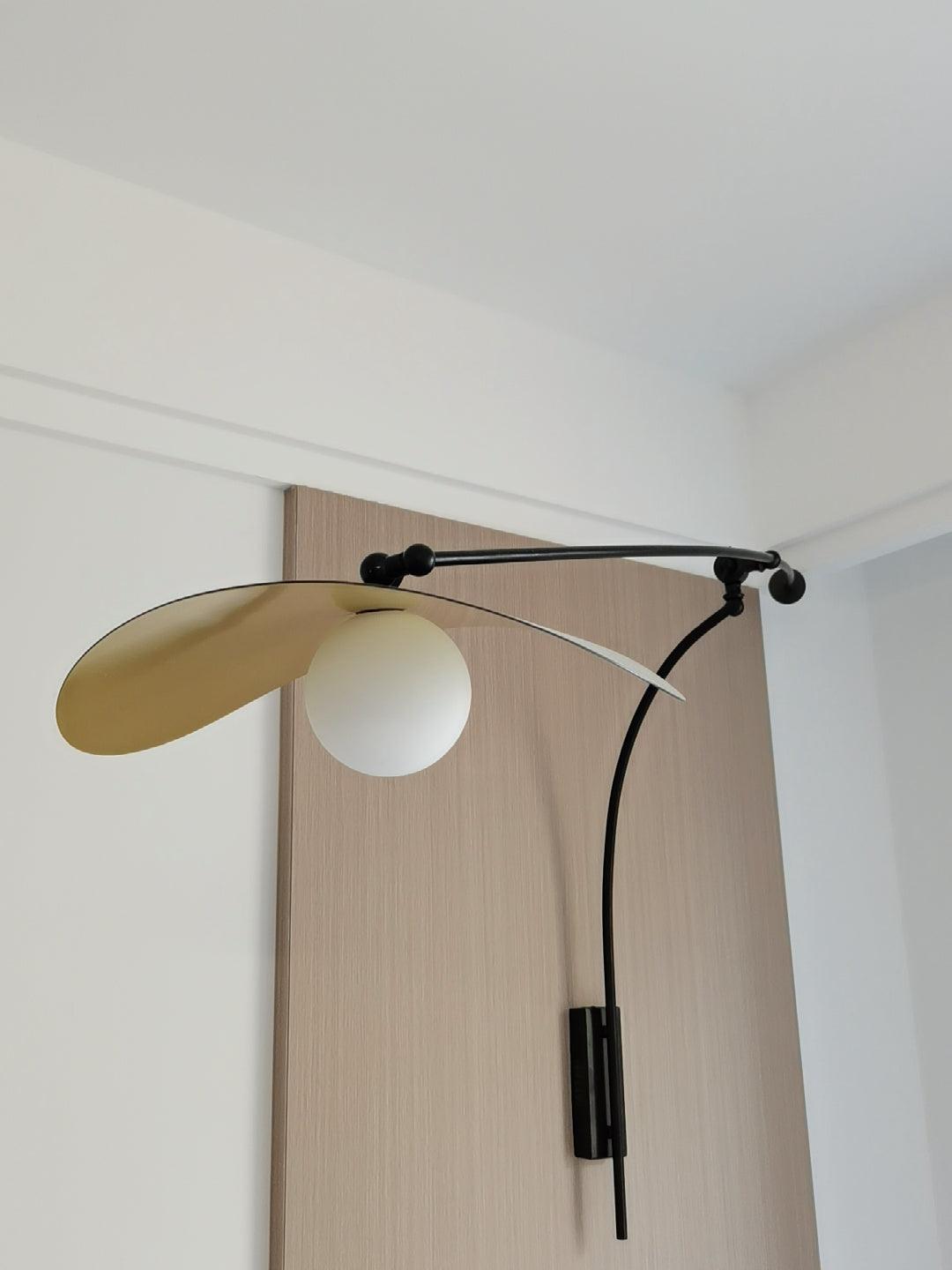 Tirove wandlamp van glas in minimalistisch ontwerp