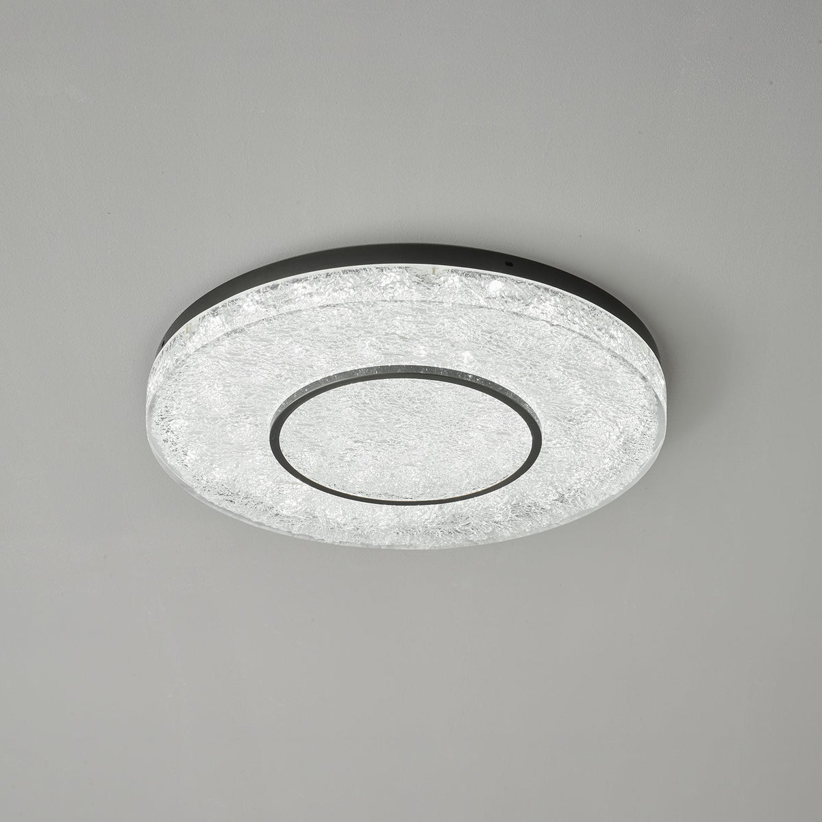Auraora plafondlamp met mysterieuze cirkel van messing en hars
