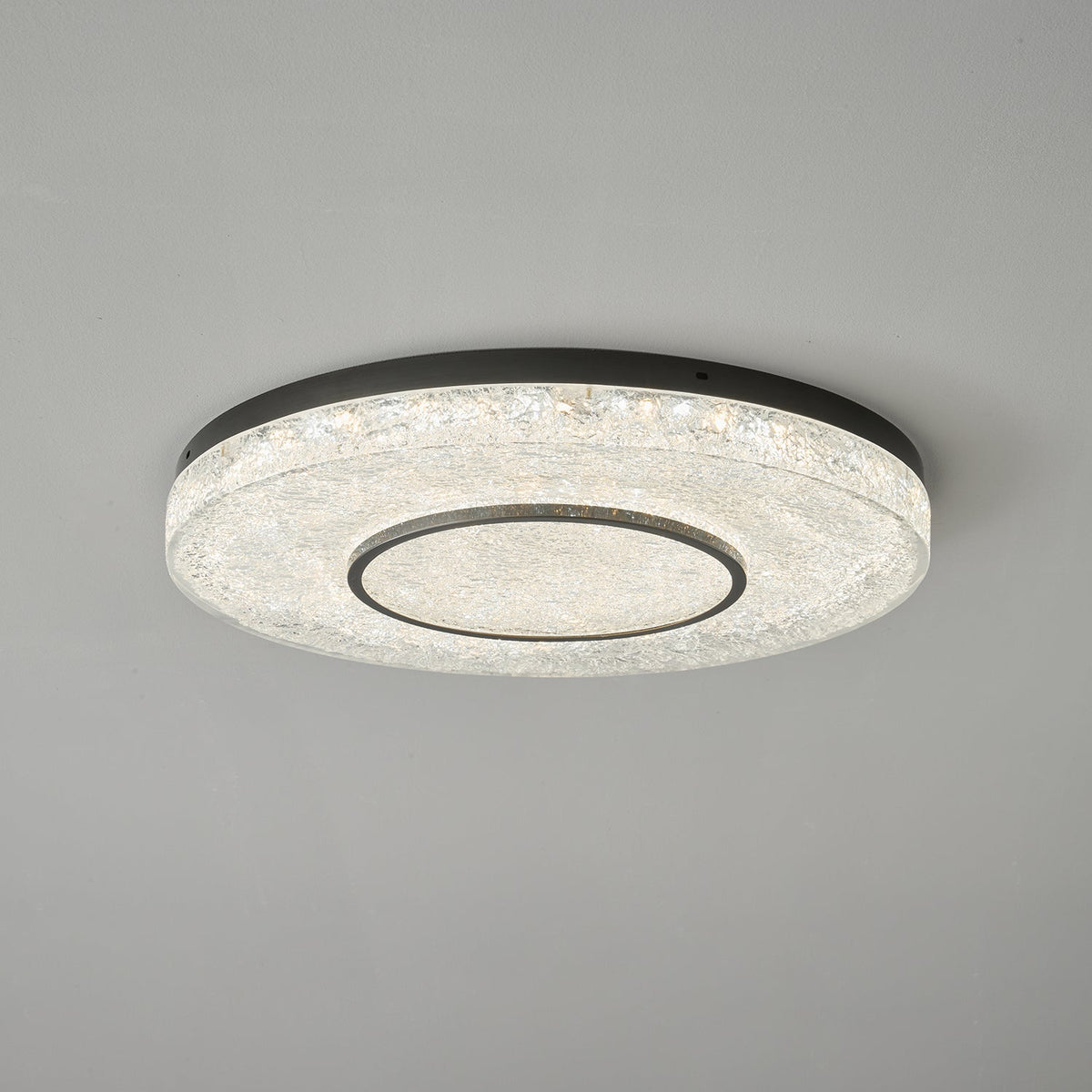 Auraora plafondlamp met mysterieuze cirkel van messing en hars