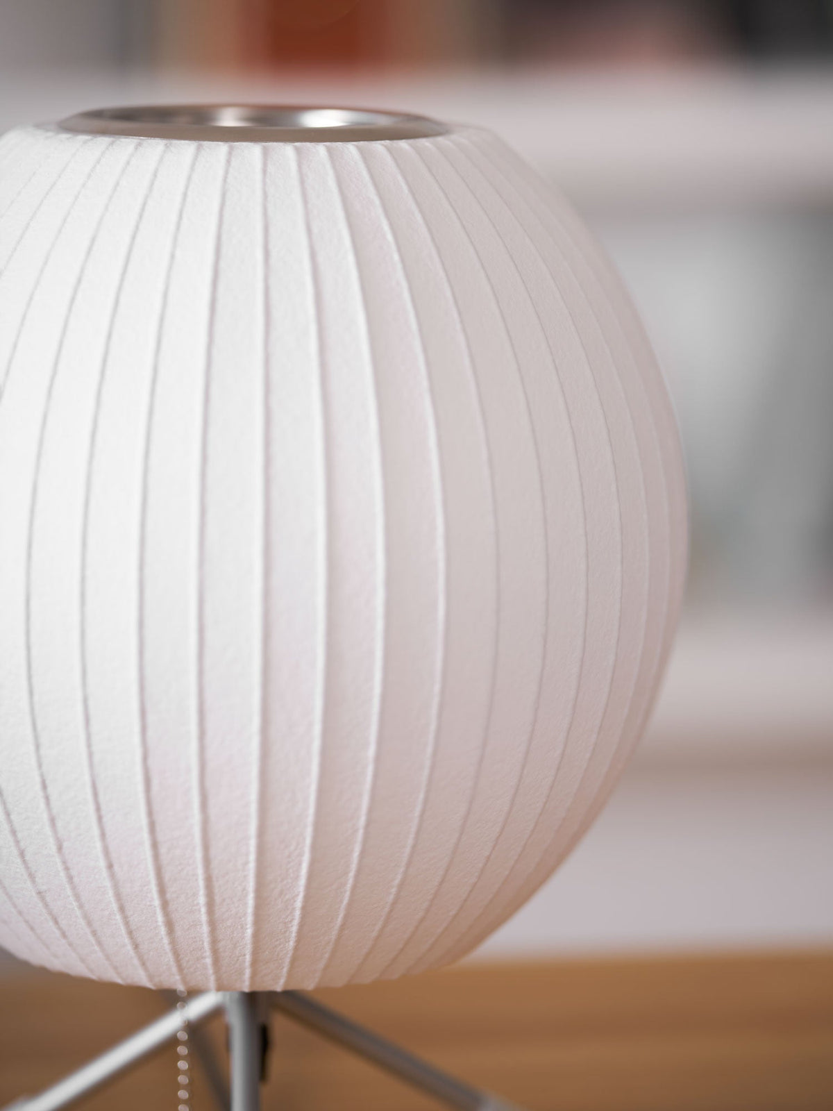 Rostix tafellamp van staal in minimalistisch industrieel ontwerp