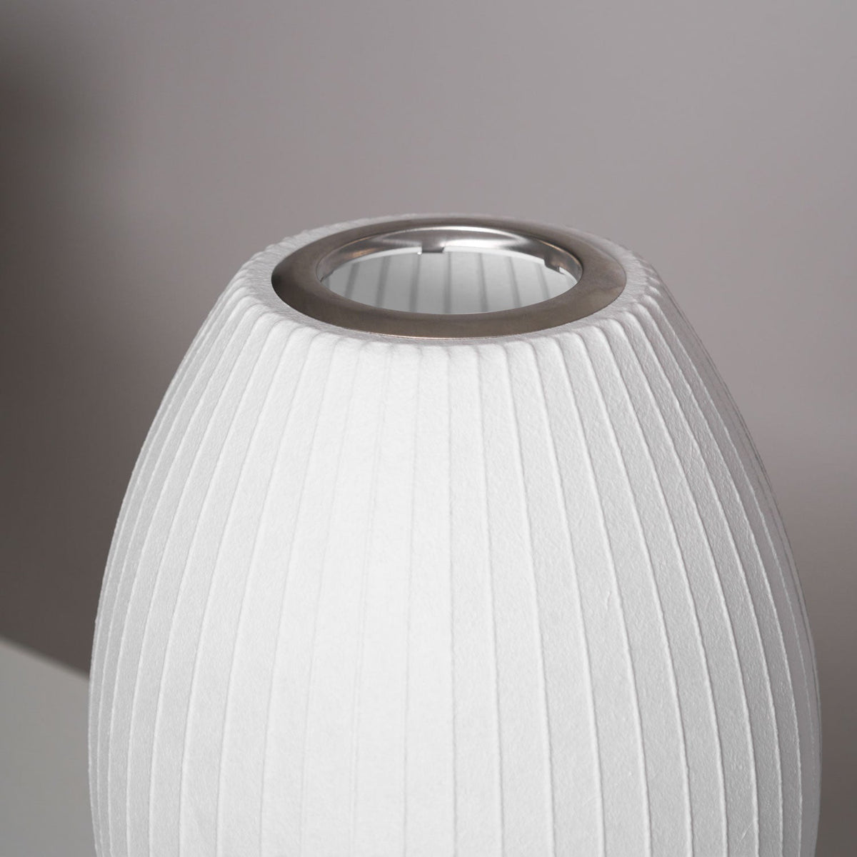 Rostix tafellamp van staal in minimalistisch industrieel ontwerp
