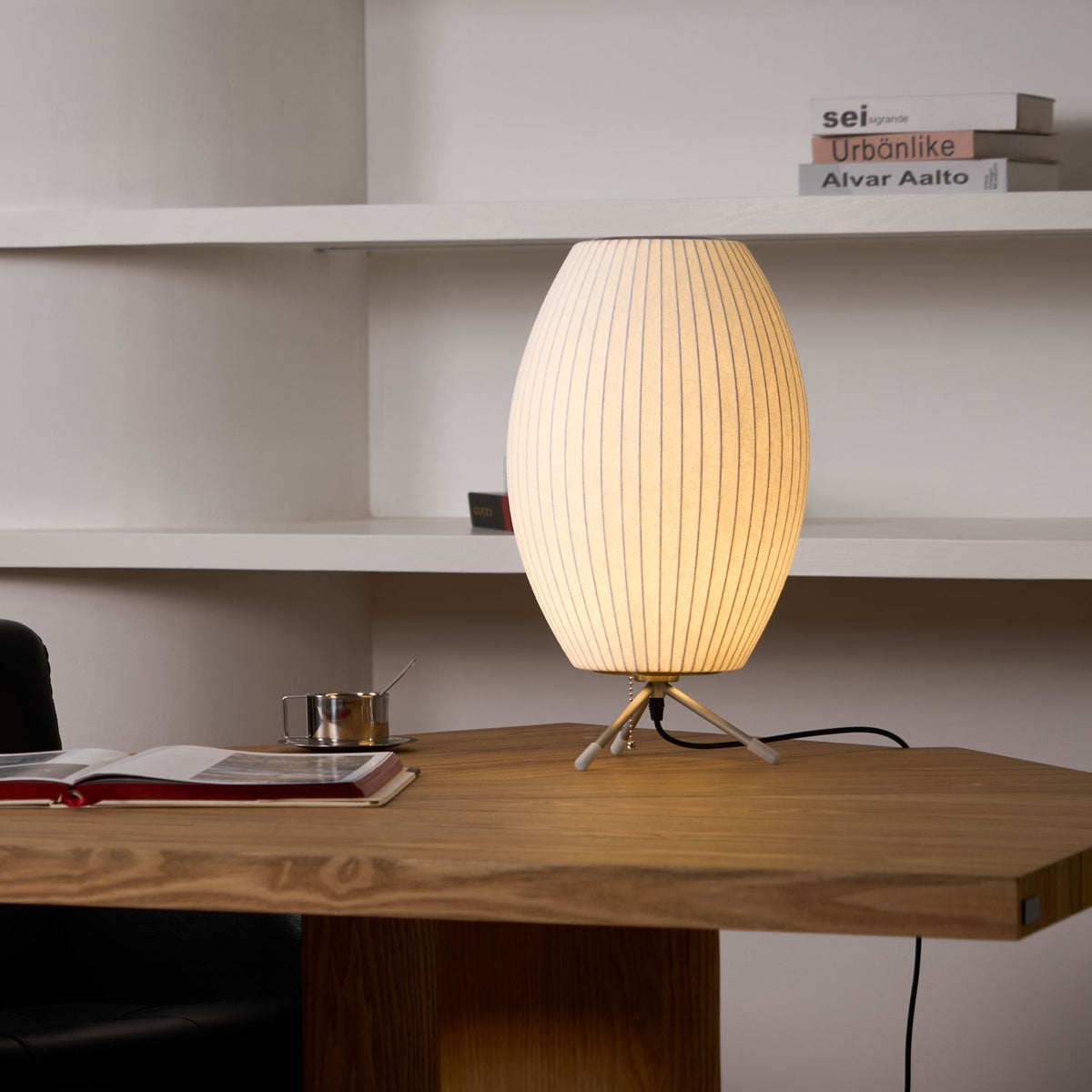 Rostix tafellamp van staal in minimalistisch industrieel ontwerp