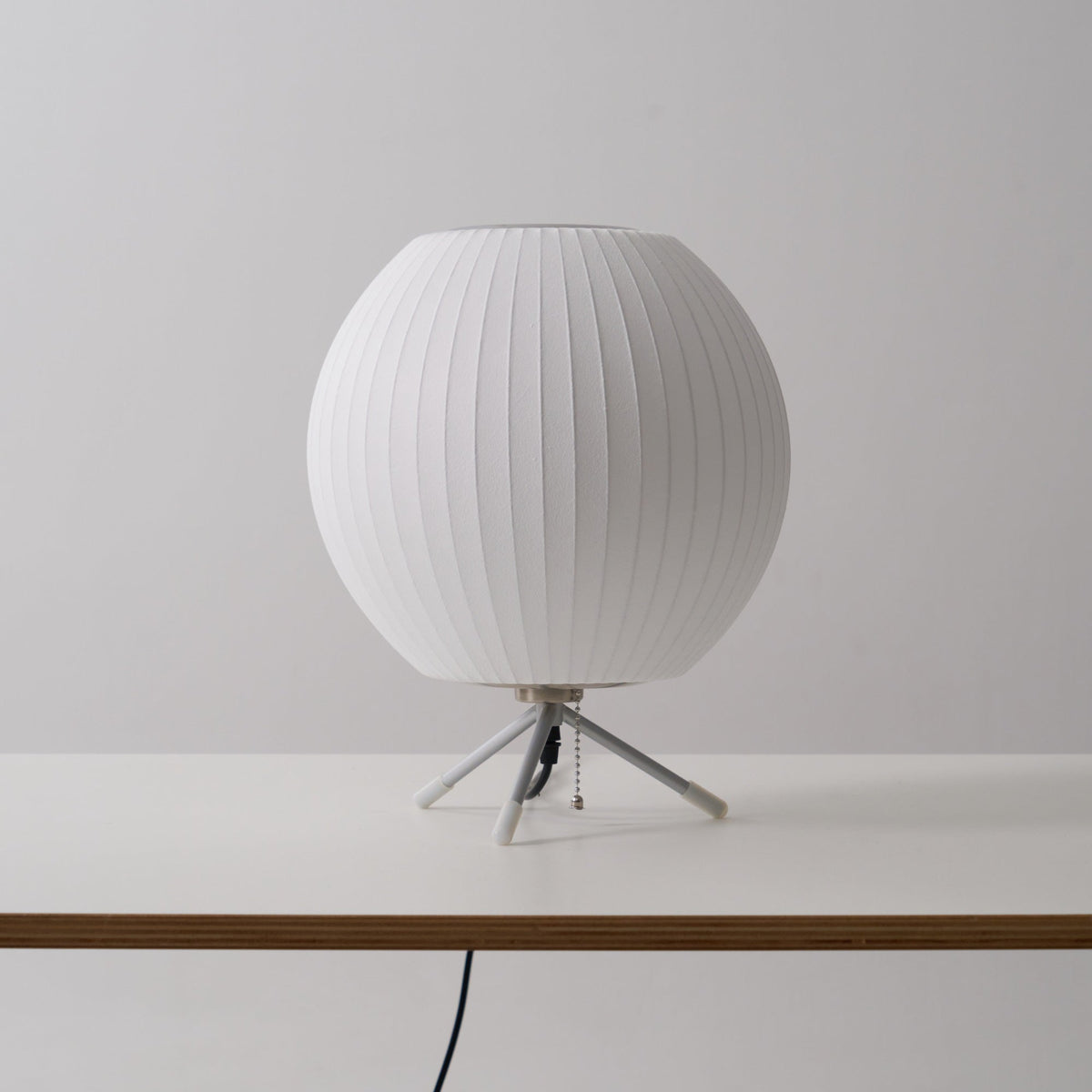 Rostix tafellamp van staal in minimalistisch industrieel ontwerp