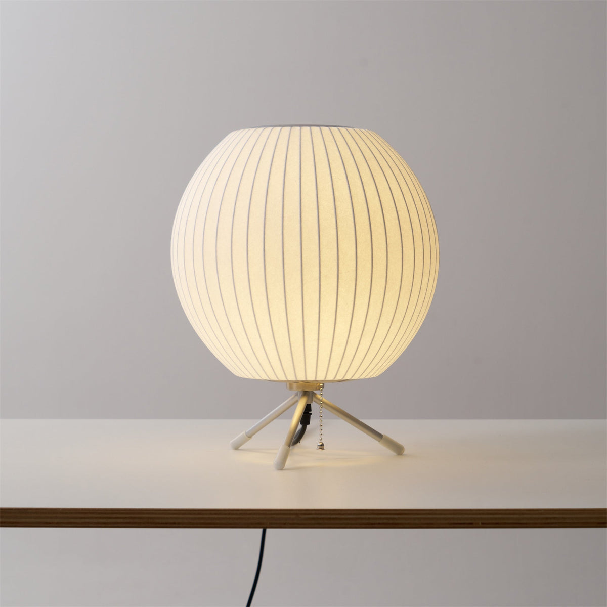 Rostix tafellamp van staal in minimalistisch industrieel ontwerp