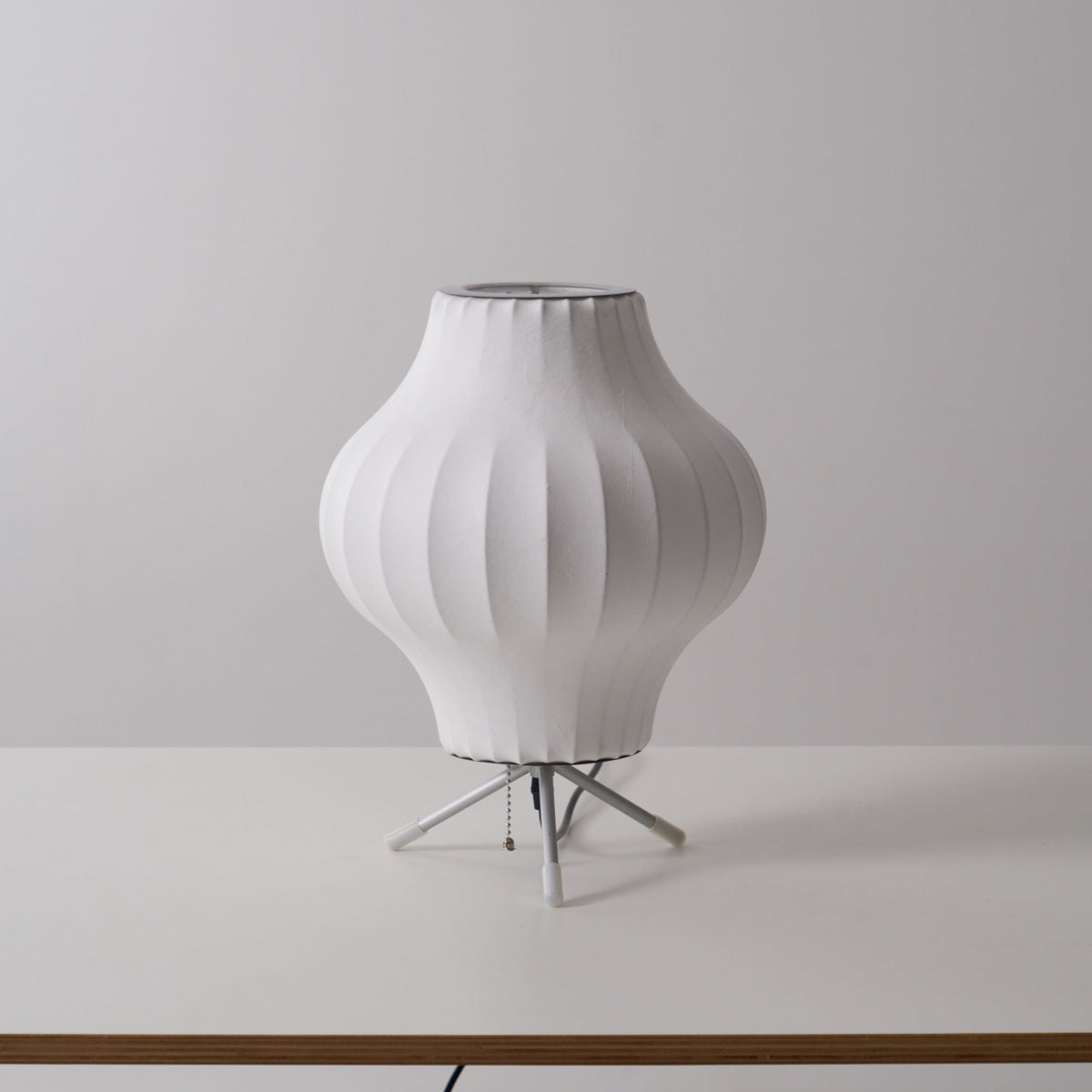 Rostix tafellamp van staal in minimalistisch industrieel ontwerp