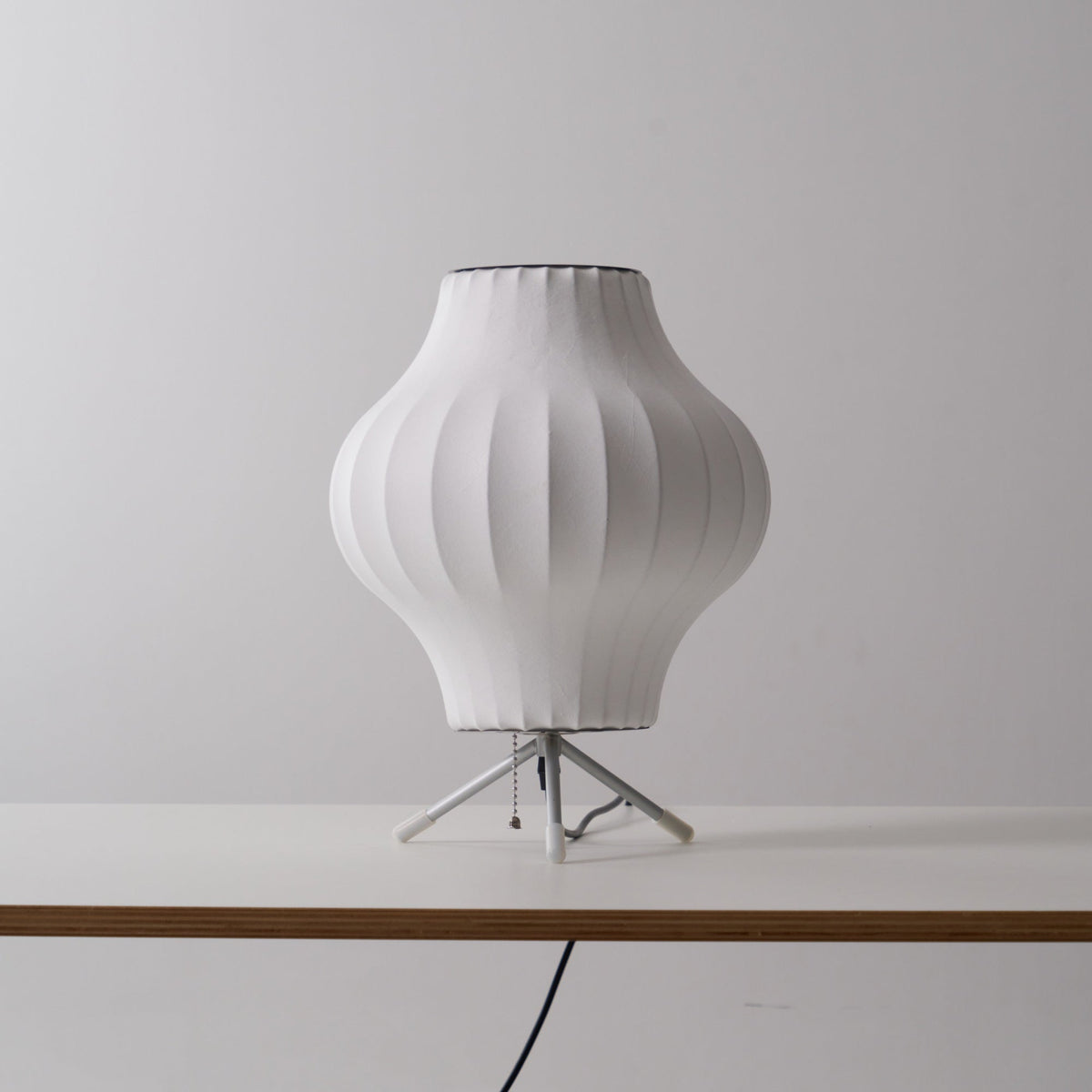 Rostix tafellamp van staal in minimalistisch industrieel ontwerp