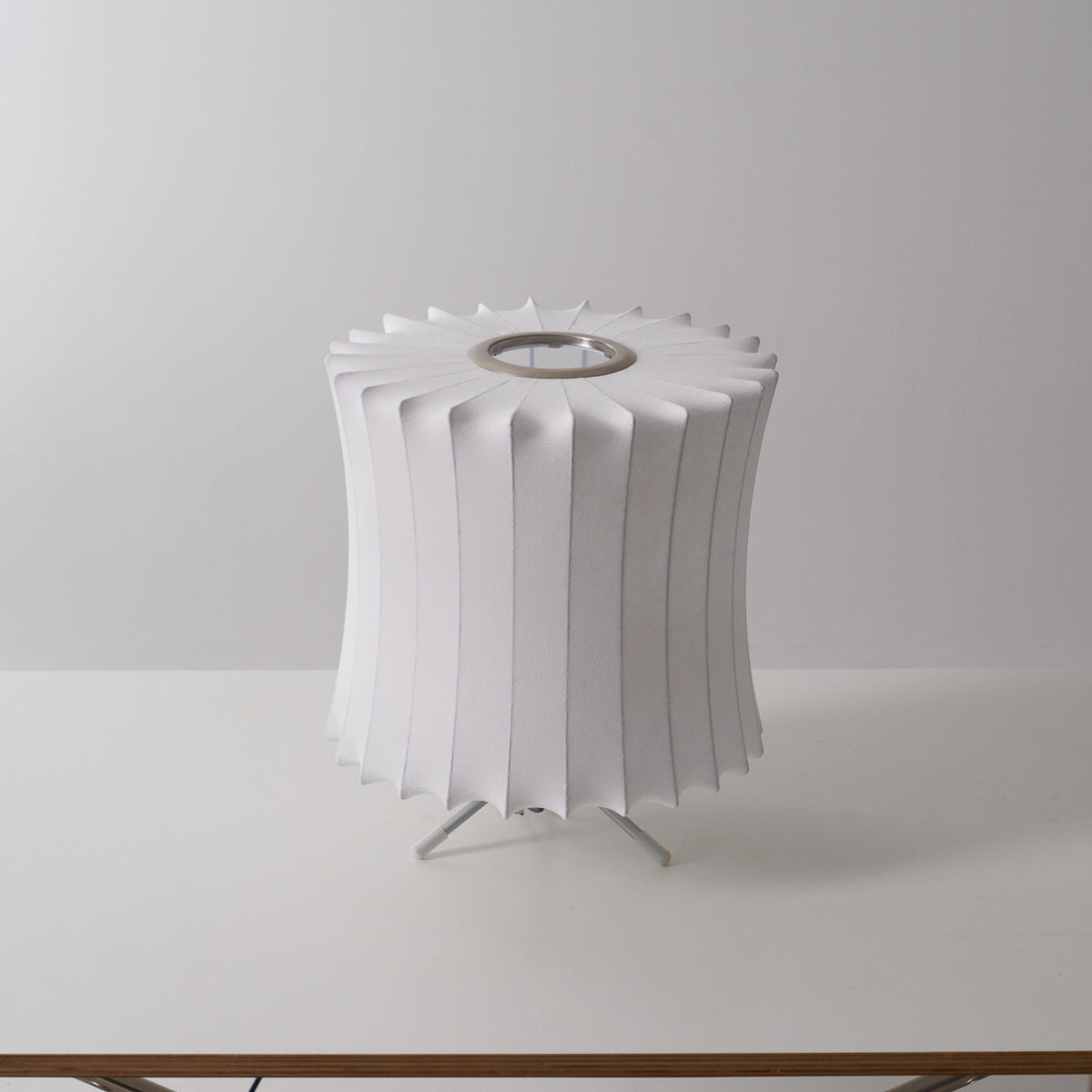 Rostix tafellamp van staal in minimalistisch industrieel ontwerp