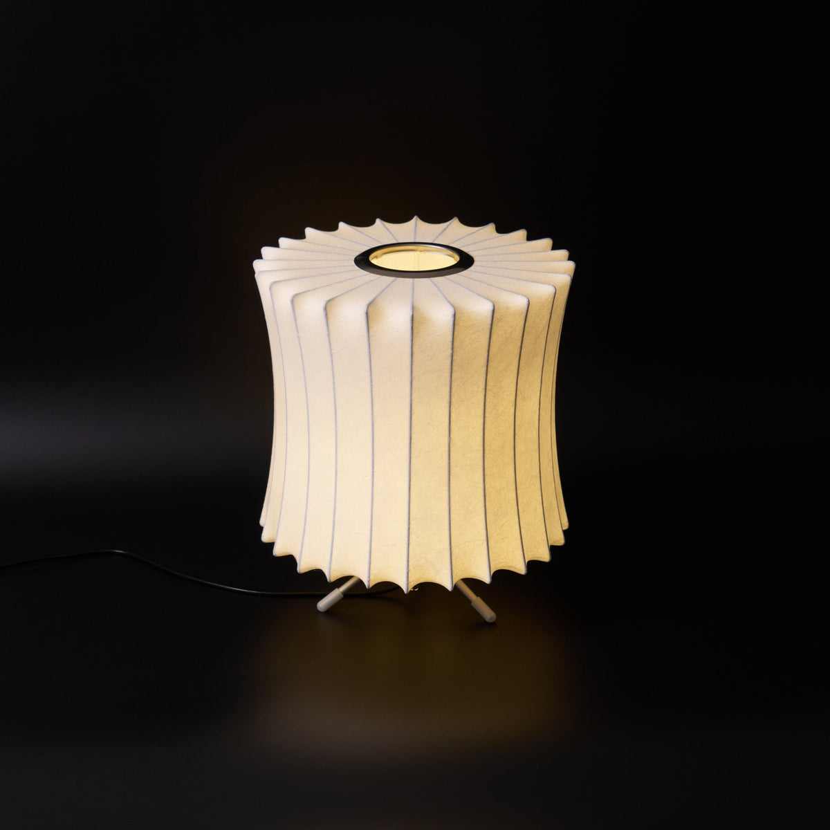 Rostix tafellamp van staal in minimalistisch industrieel ontwerp
