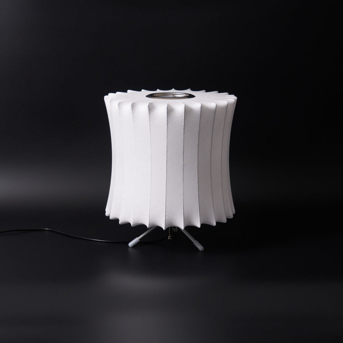Rostix tafellamp van staal in minimalistisch industrieel ontwerp
