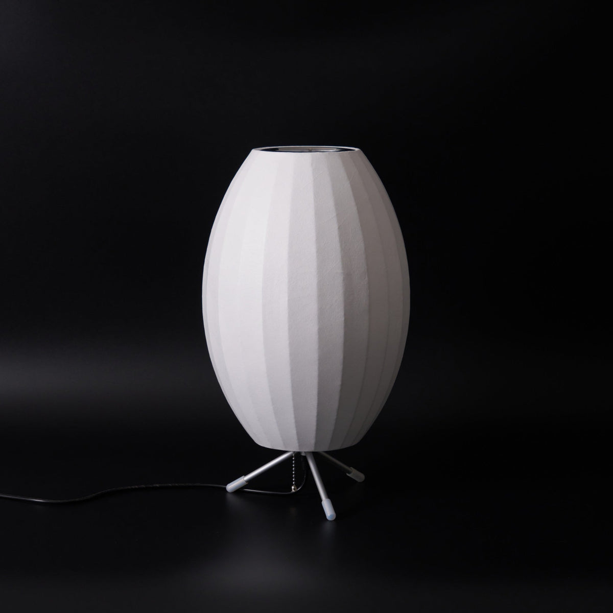 Rostix tafellamp van staal in minimalistisch industrieel ontwerp