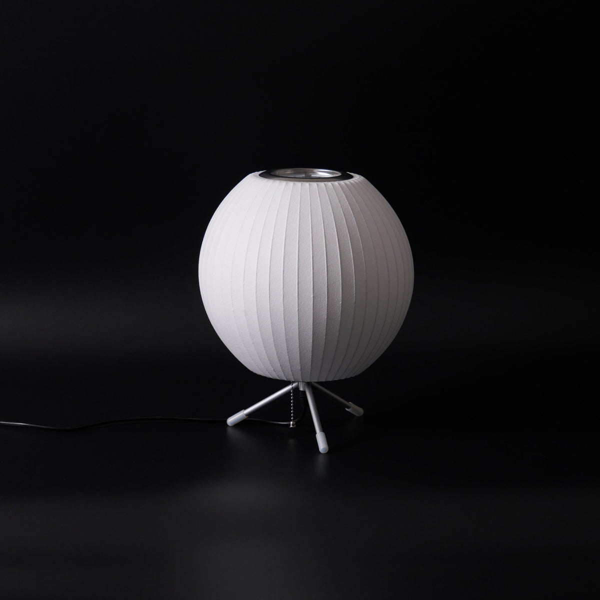 Rostix tafellamp van staal in minimalistisch industrieel ontwerp