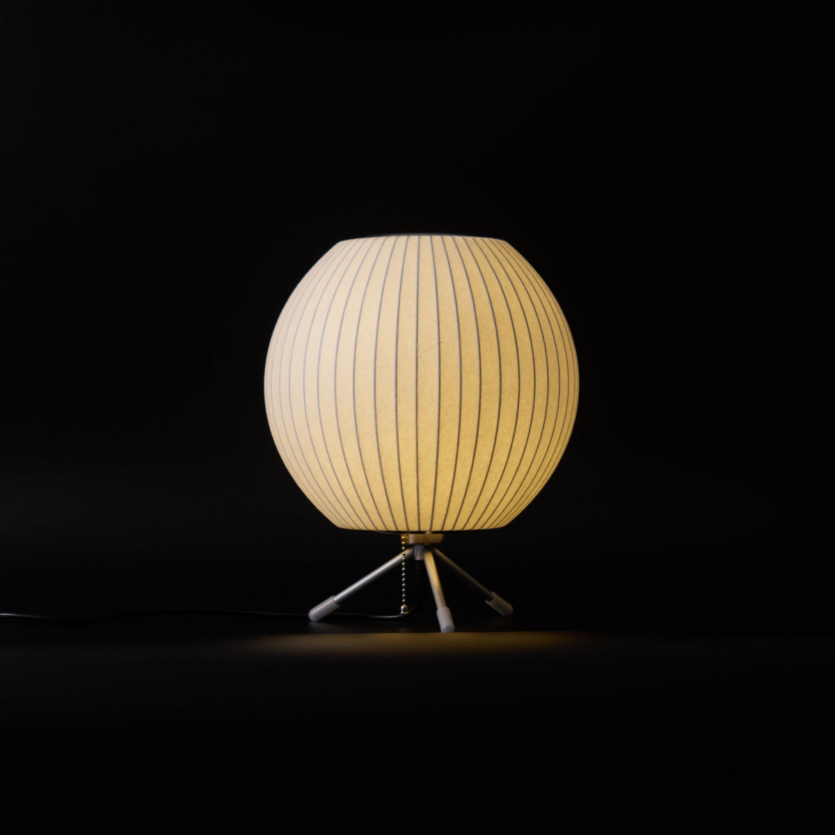 Rostix tafellamp van staal in minimalistisch industrieel ontwerp