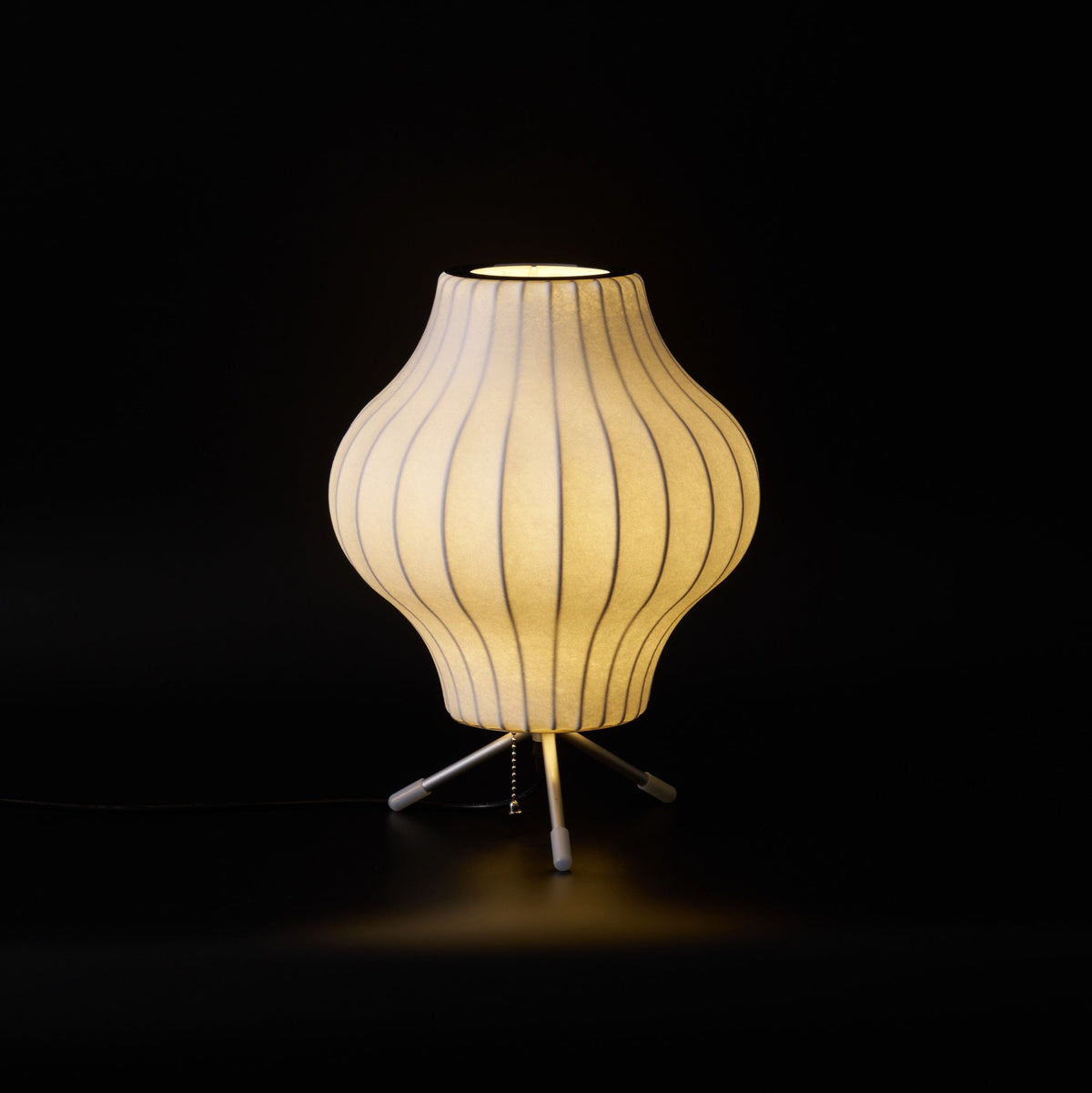 Rostix tafellamp van staal in minimalistisch industrieel ontwerp