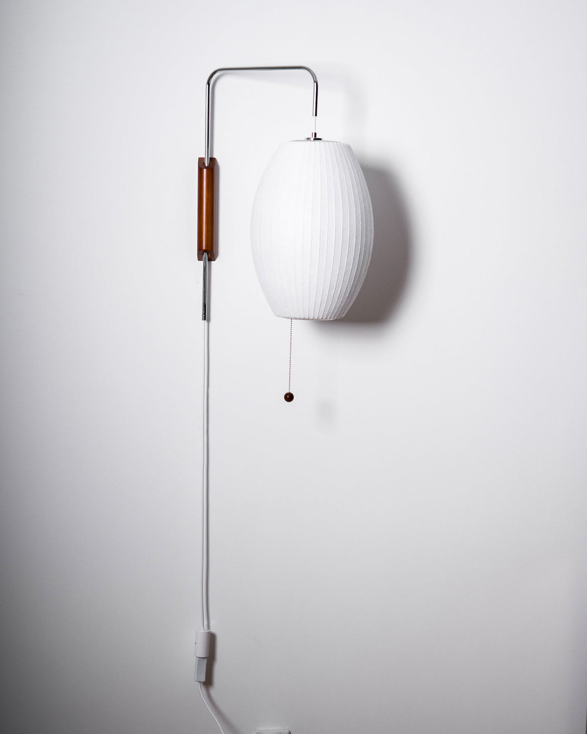 Aldinira wandlamp walnoot bal