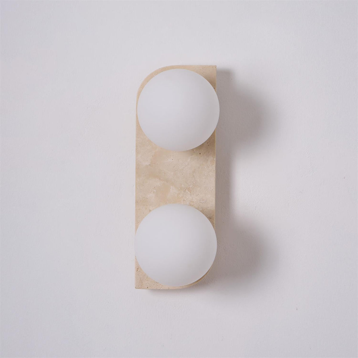 Serearia Minimalistische wandlamp van geel travertin met stekker