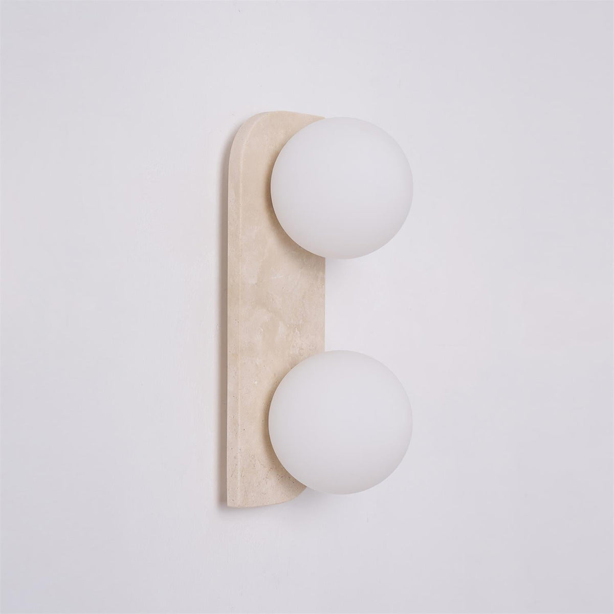 Serearia Minimalistische wandlamp van geel travertin met stekker