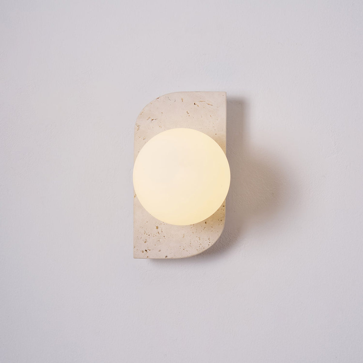 Serearia Minimalistische wandlamp van geel travertin met stekker