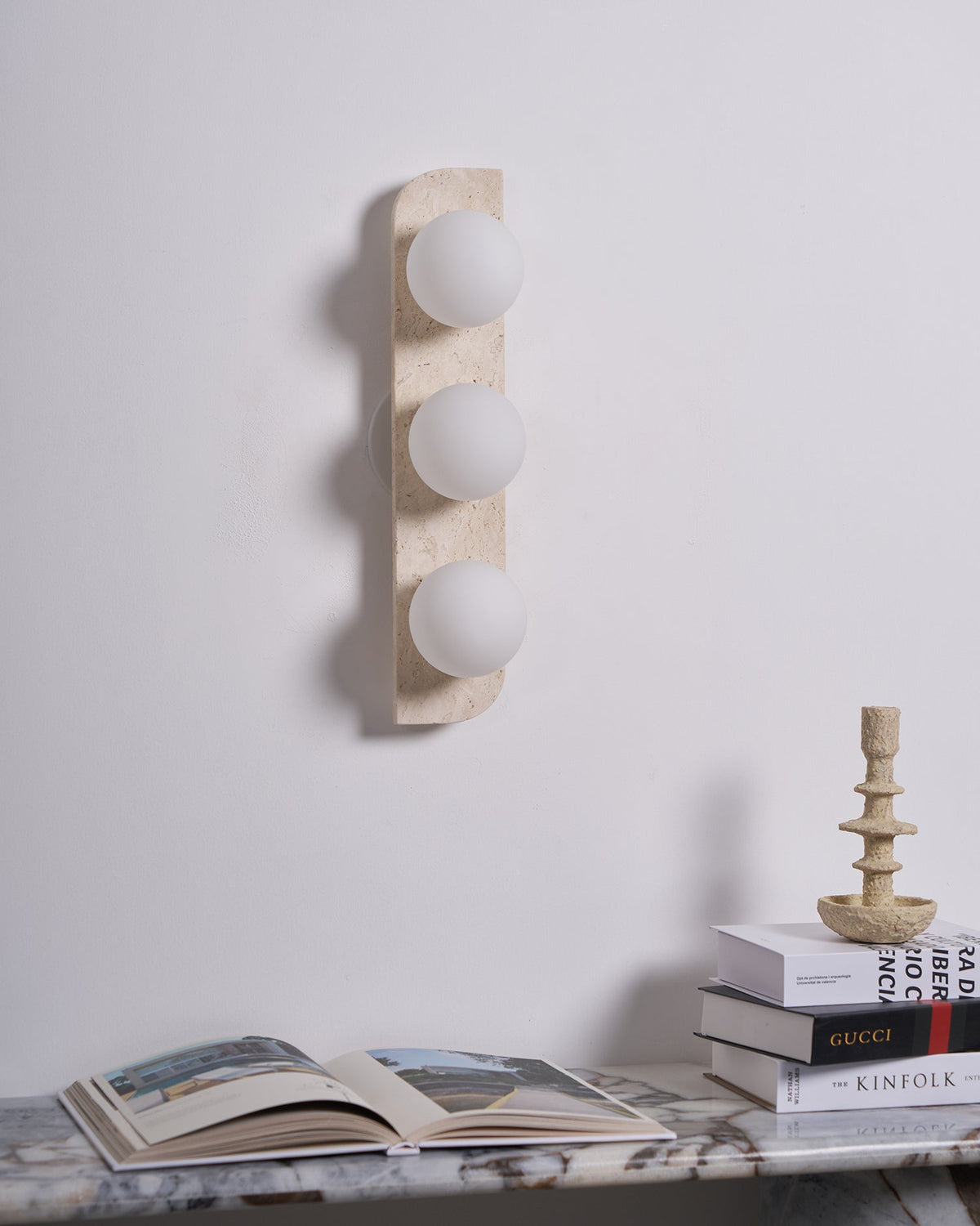 Serearia Minimalistische wandlamp van geel travertin met stekker