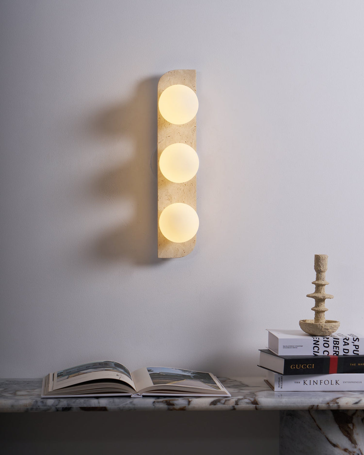 Serearia Minimalistische wandlamp van geel travertin met stekker
