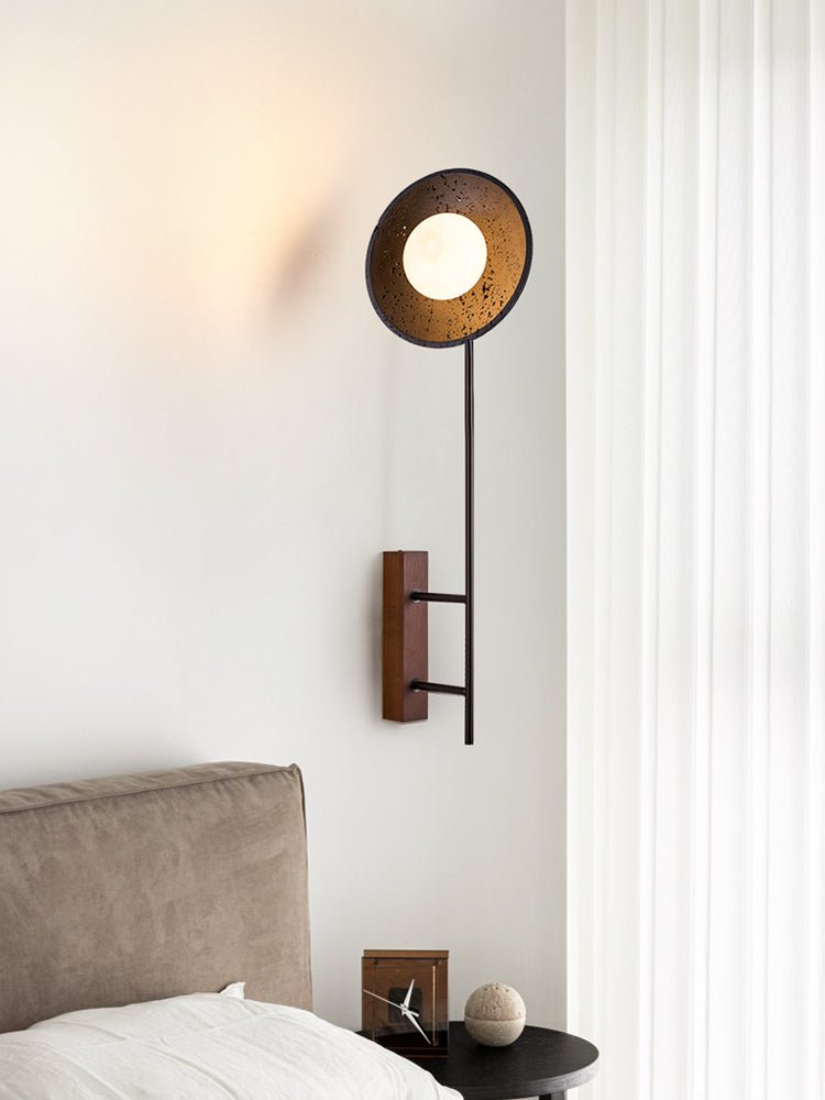 Fawn Sunflower Moderne wandlamp van zwart travertin en walnoot