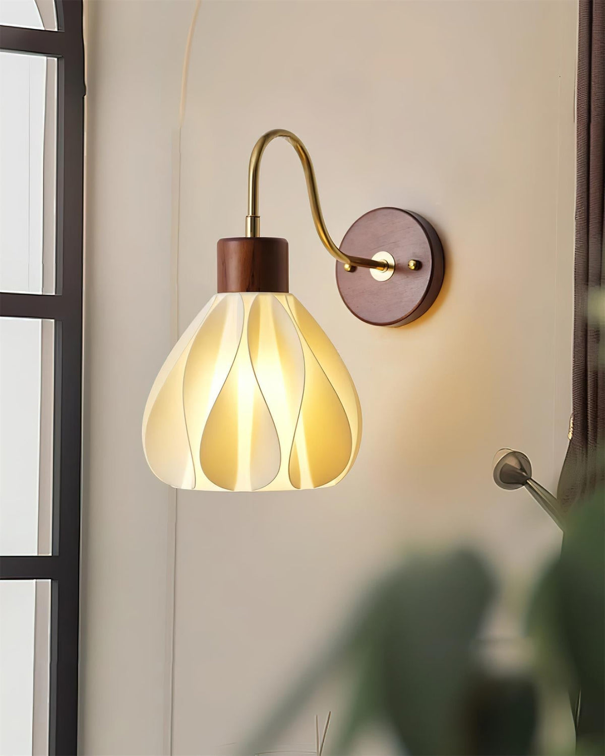 Pivona wandlamp met glazen bloemblaadje