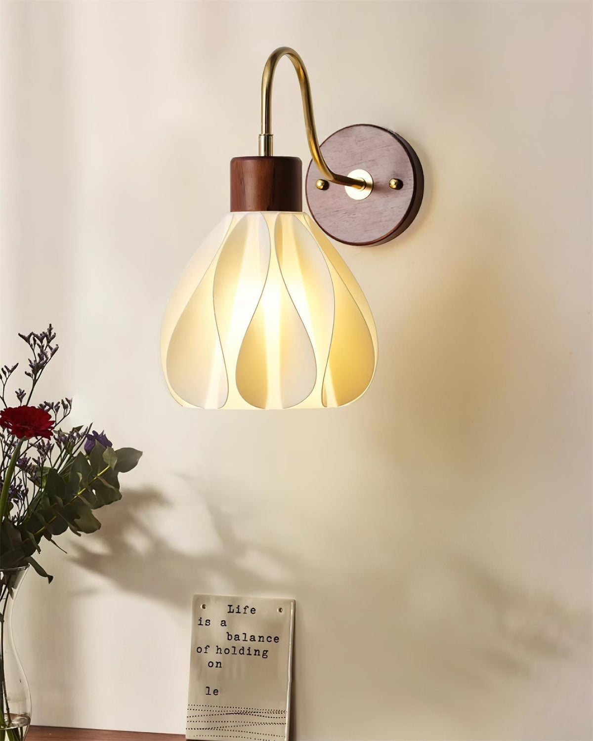 Pivona wandlamp met glazen bloemblaadje