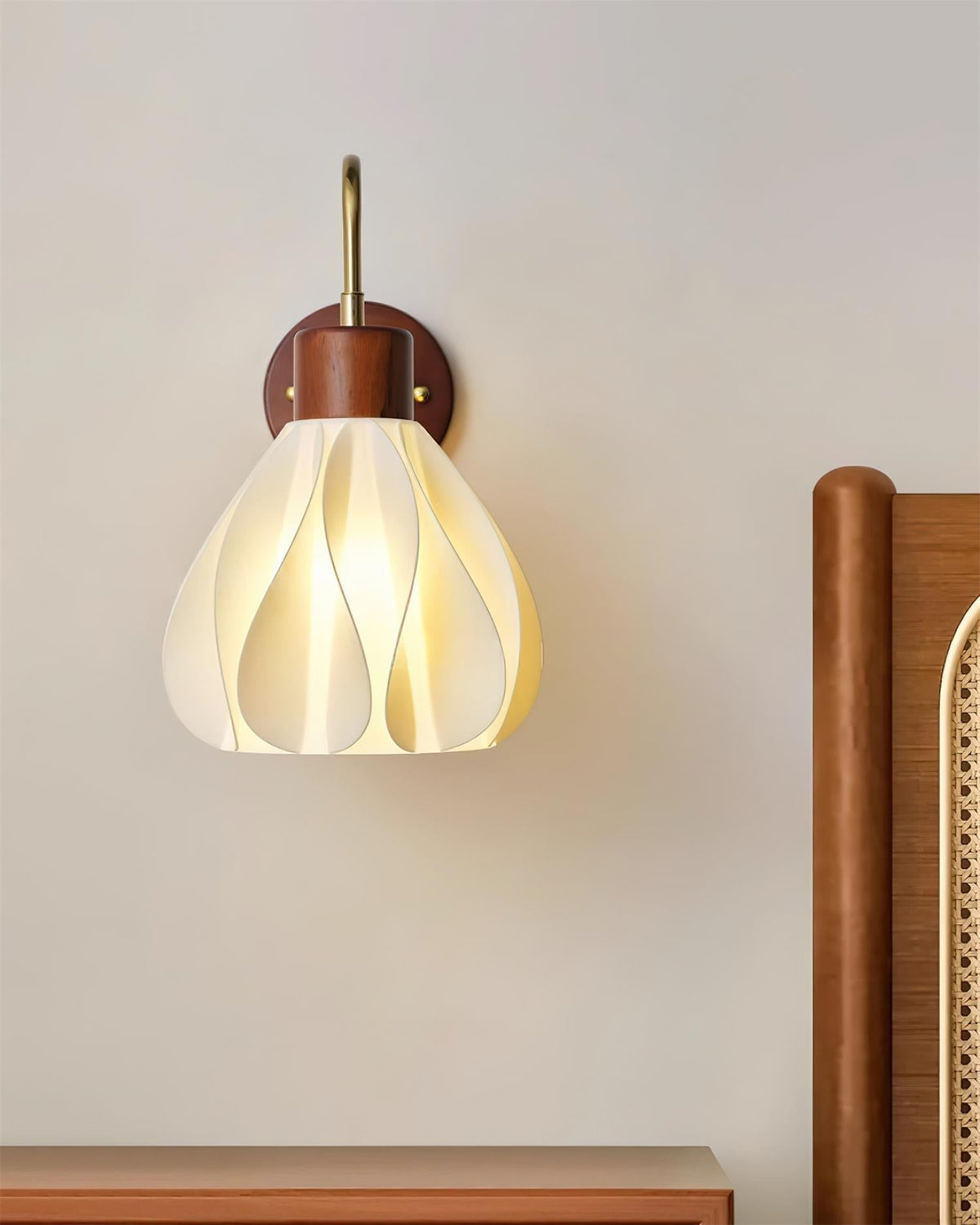 Pivona wandlamp met glazen bloemblaadje