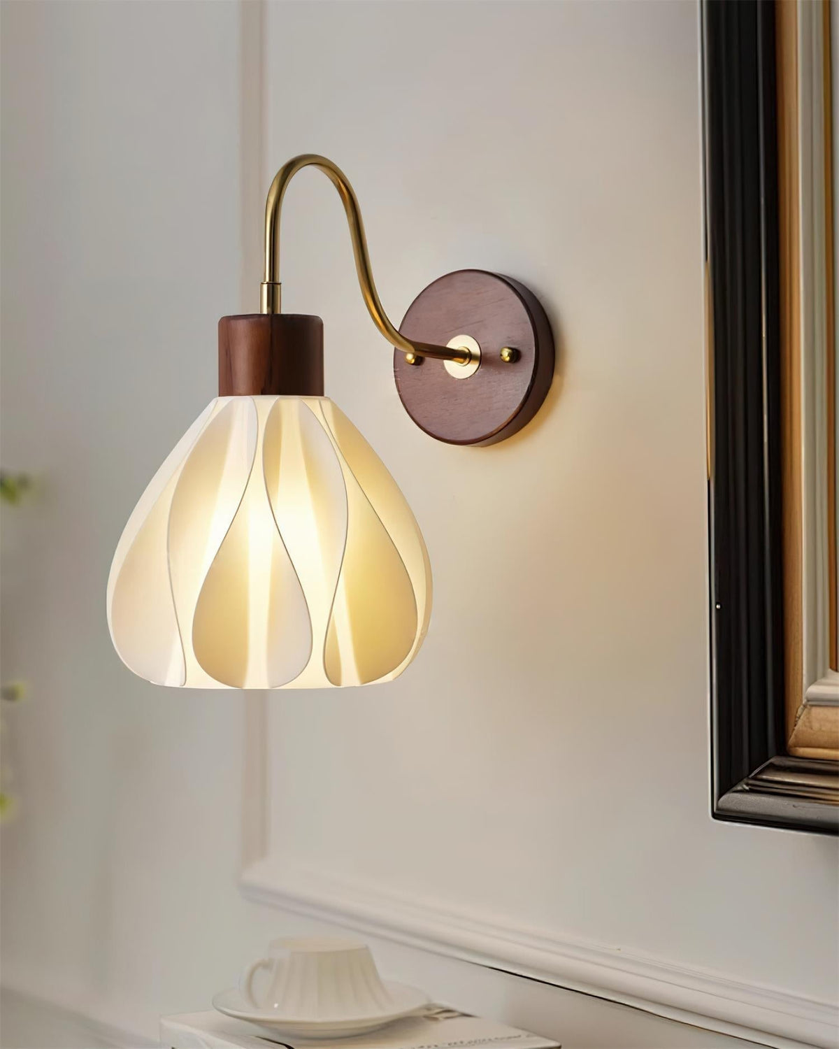 Pivona wandlamp met glazen bloemblaadje