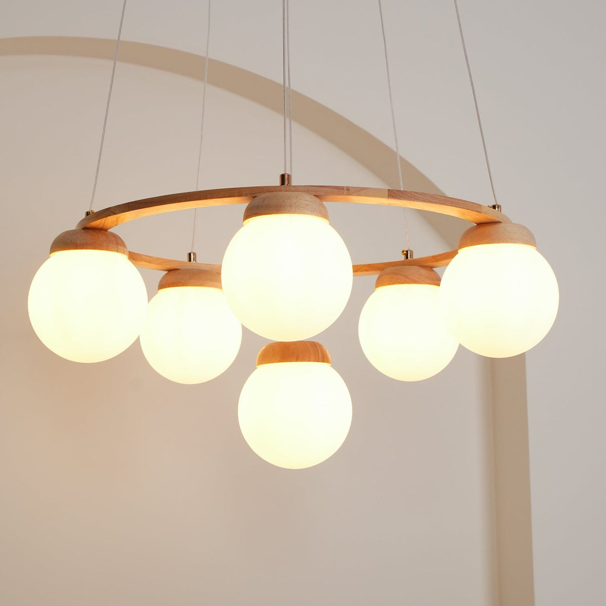 Aelion Kroonluchter van glas Houten Ring Opalglas bollen